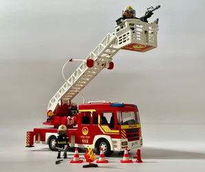 Playmobil Feuerwehr Leiterfahrzeug mit Blaulicht und Sound - 1