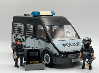 Polizei - Einsatzfahrzeug mit Blau - Licht - 1